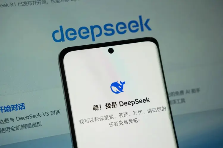 DeepSeek-R1 冲击波：AI 技术变革与产业新思